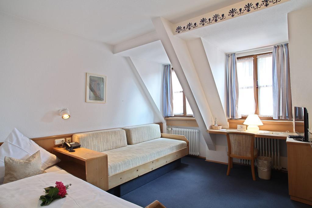 Hotel Gasthof Traubenbrau Krumbach Room photo
